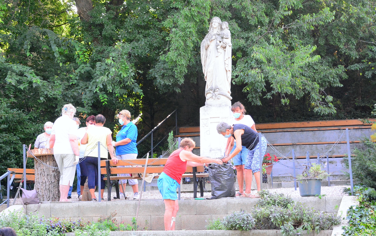 A vasárnapi zarándoklatra készülve tették rendbe a Mária-szobor környékét az Öreghegyen